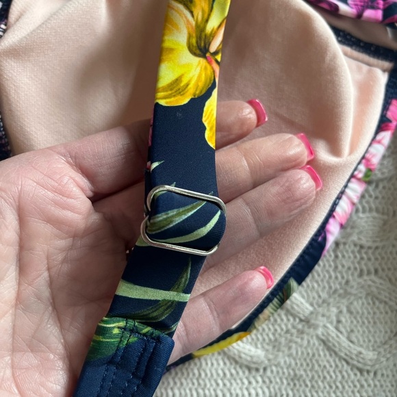 Kona Sol Tropical Bikini Top with adjustable strap & closure Women’s size med - Picture 2 of 7